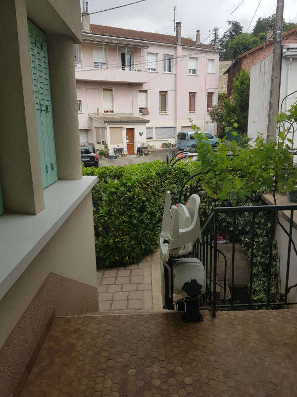 Photo de la référence Fauteuil monte-escaliers droit extérieur à VALENCE (26000)