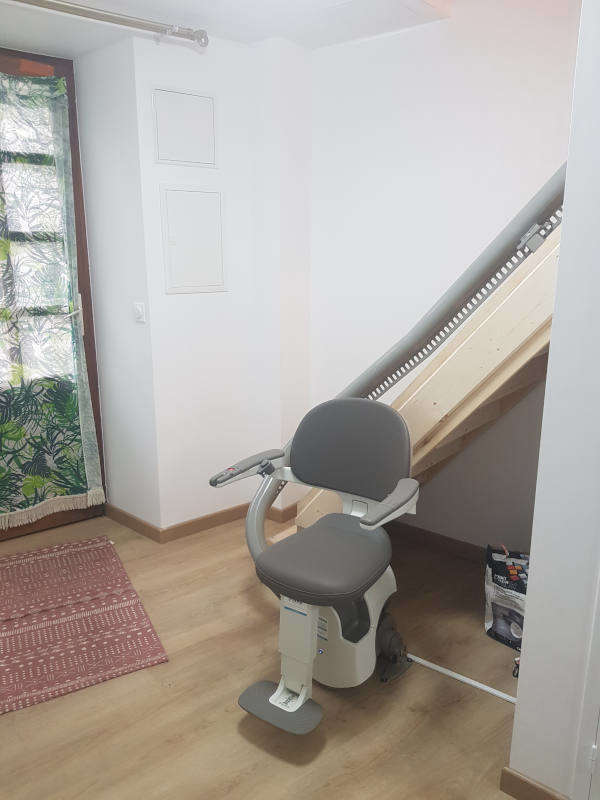 Visuel : Chaise qui monte votre escalier droit BEAUVENE (07190)