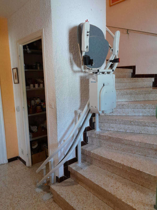 Photo de la référence Chaise d'escalier double rail tournant à BEAUCHASTEL (07800)