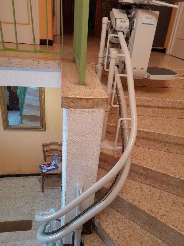 Photo de la référence Chaise d'escalier double rail tournant à BEAUCHASTEL (07800)