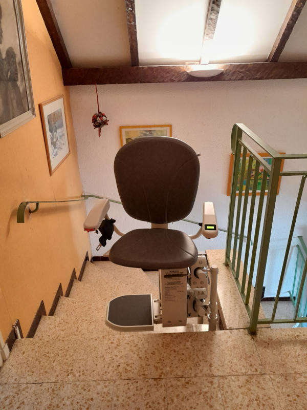 Photo de la référence Chaise d'escalier double rail tournant à BEAUCHASTEL (07800)