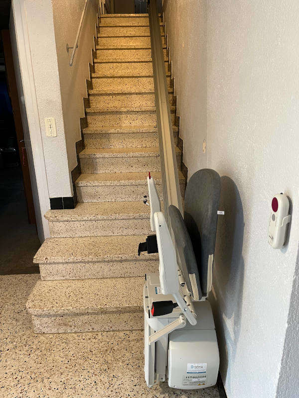 Photo de la référence Monte escalier Ibiza dans un escalier rectiligne à GUILHERAND-GRANGES (07500)