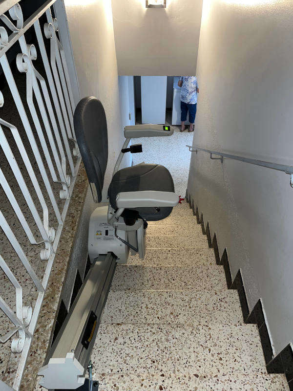 Photo de la référence Monte escalier Ibiza dans un escalier rectiligne à GUILHERAND-GRANGES (07500)