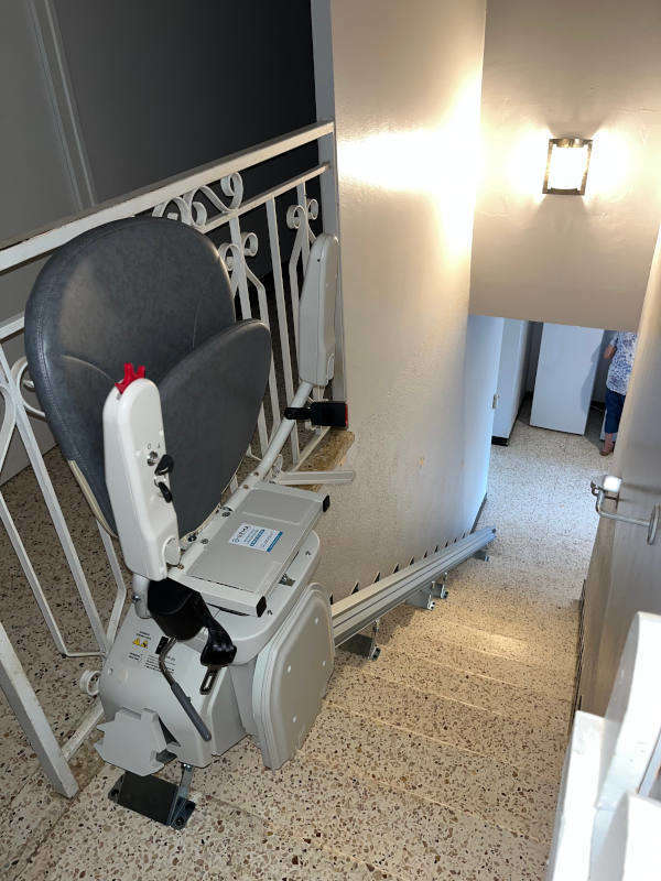 Visuel : Monte escalier Ibiza dans un escalier rectiligne GUILHERAND-GRANGES (07500)