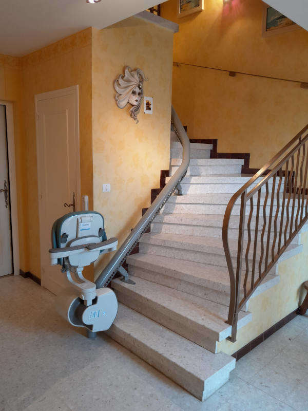 Photo de la référence Un monte escalier pour sa sécurité à GUILHERAND-GRANGES (07500)