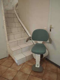 Vignette de la référence Un fauteuil monte-escalier pour ses escaliers
