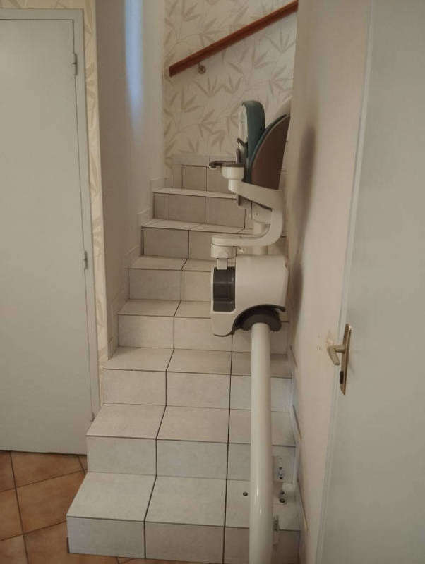 Photo de la référence Un fauteuil monte-escalier pour ses escaliers à LA VOULTE SUR RHONE (07800)