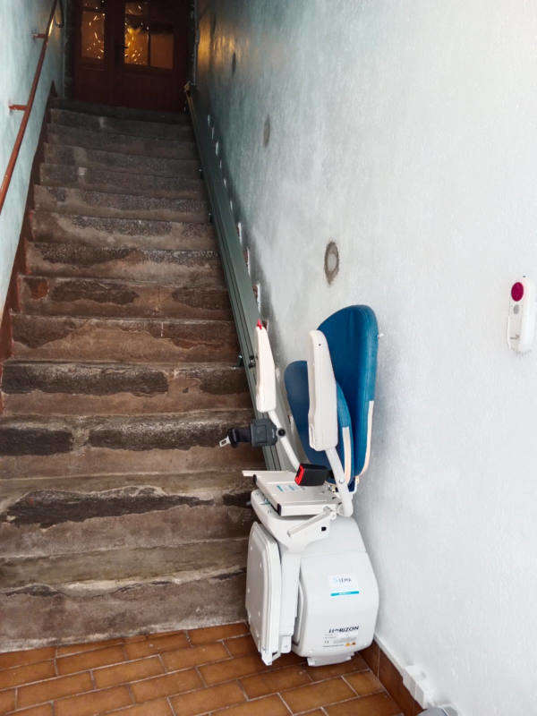 Photo de la référence Un monte personne pour escalier droit à VILLENEUVE DE BERG (07170)