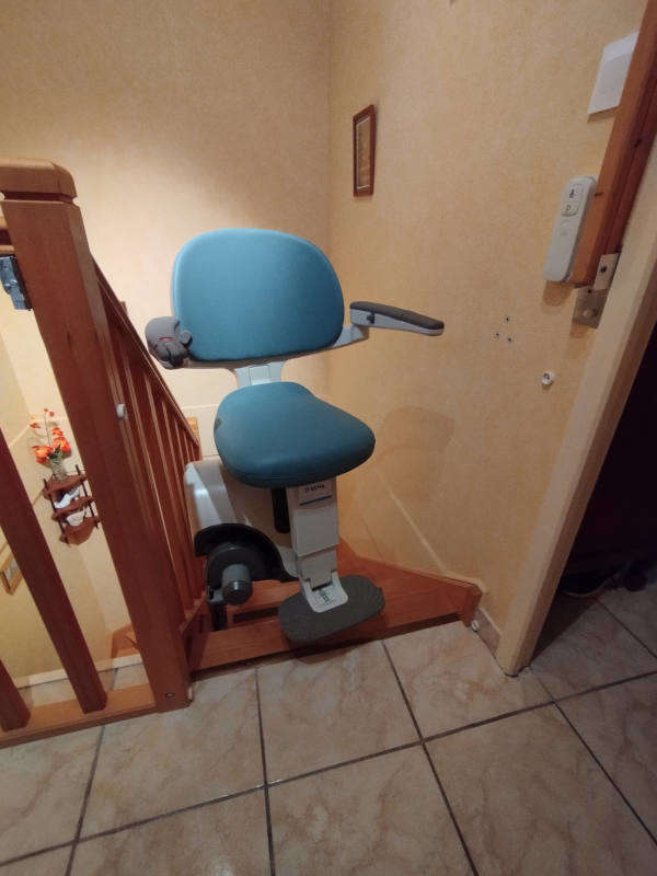 Visuel : Une chaise qui tournaille dans un escalier étroit LES ROCHES DE CONDRIEU (38370)