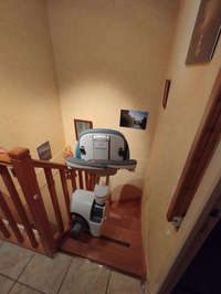 Vignette de la référence Une chaise qui tournaille dans un escalier étroit