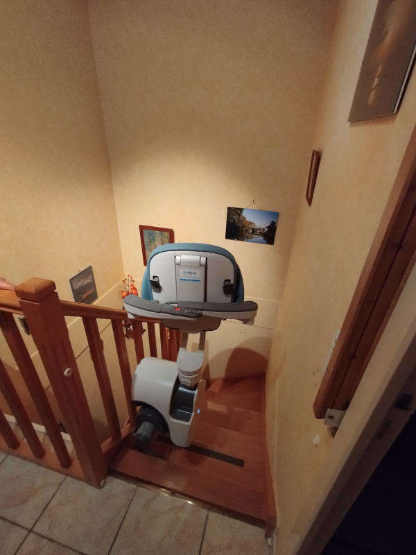 Photo de la référence Une chaise qui tournaille dans un escalier étroit à LES ROCHES DE CONDRIEU (38370)