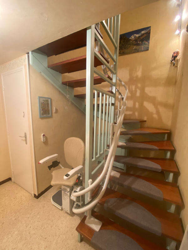 Photo de la référence Les avantages du monte-escalier pour une personne à VALENCE (26000)