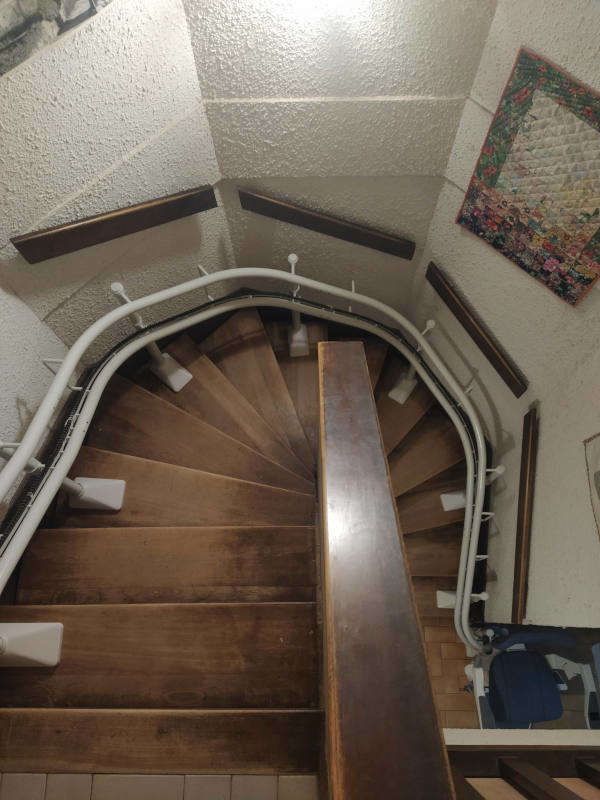 Photo de la référence Chaise élévatrice dans escalier demi-tournant à BOURG DE PEAGE (26300)