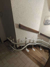 Vignette de la référence Chaise élévatrice dans escalier demi-tournant