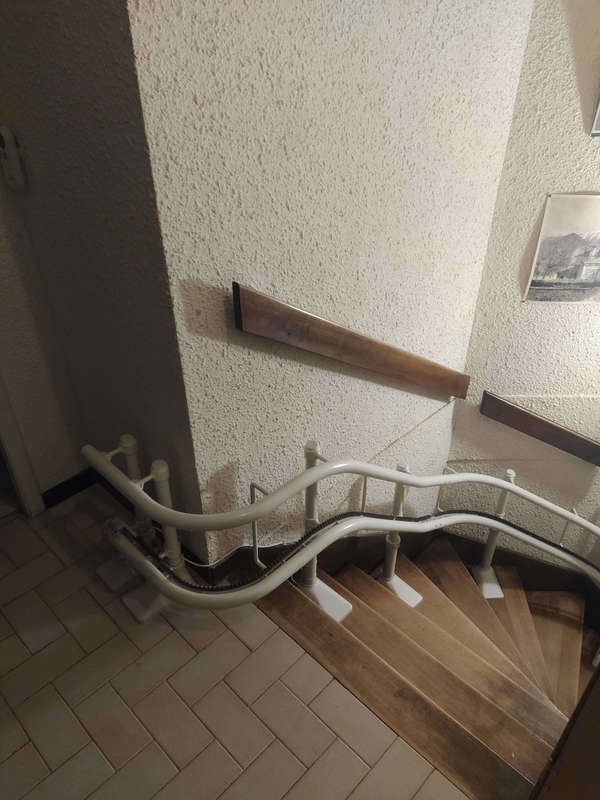 Visuel : Chaise élévatrice dans escalier demi-tournant BOURG DE PEAGE (26300)