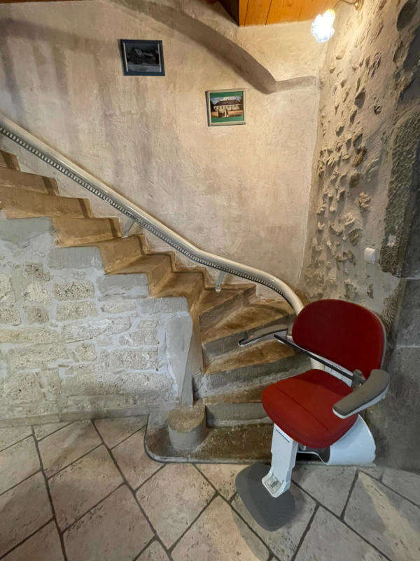 Visuel : Monte personne dans un escalier en pierre SAINT JEAN EN ROYANS (26190)