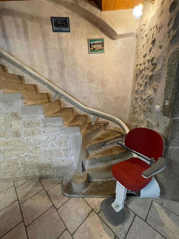 Photo de la référence Monte personne dans un escalier en pierre à SAINT JEAN EN ROYANS (26190)