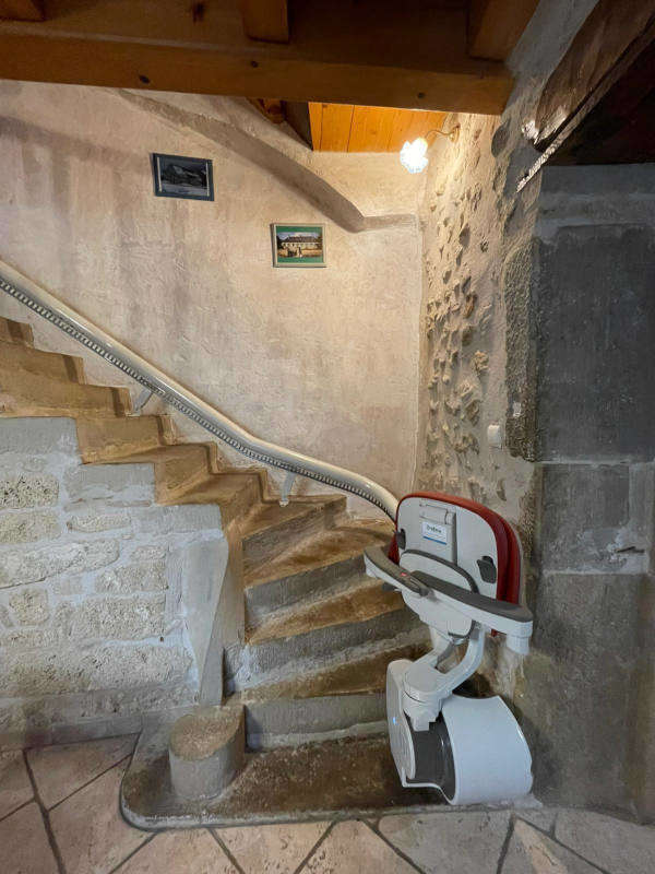 Photo de la référence Monte personne dans un escalier en pierre à SAINT JEAN EN ROYANS (26190)