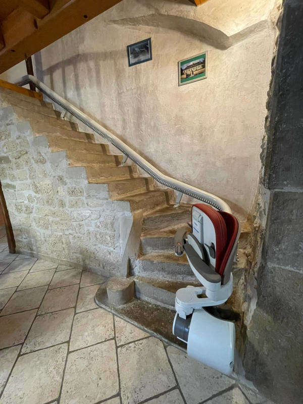 Photo de la référence Monte personne dans un escalier en pierre à SAINT JEAN EN ROYANS (26190)