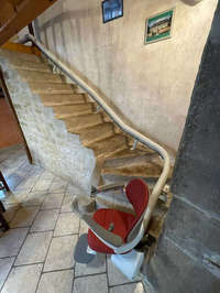 Vignette de la référence Monte personne dans un escalier en pierre