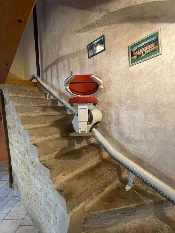 Photo de la référence Monte personne dans un escalier en pierre à SAINT JEAN EN ROYANS (26190)