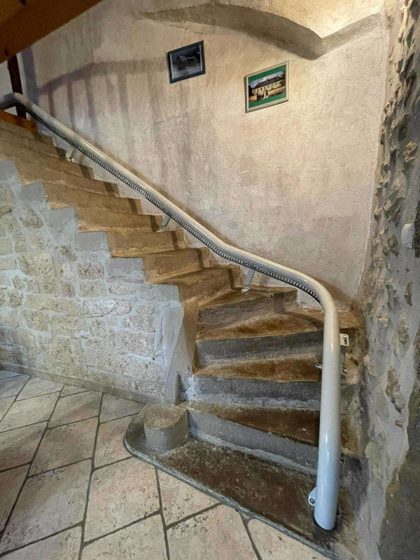 Photo de la référence Monte personne dans un escalier en pierre à SAINT JEAN EN ROYANS (26190)