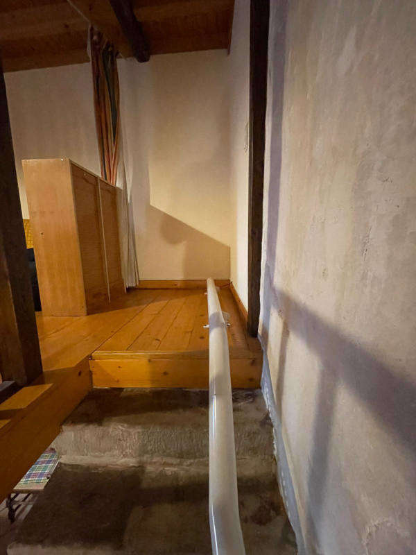 Photo de la référence Monte personne dans un escalier en pierre à SAINT JEAN EN ROYANS (26190)