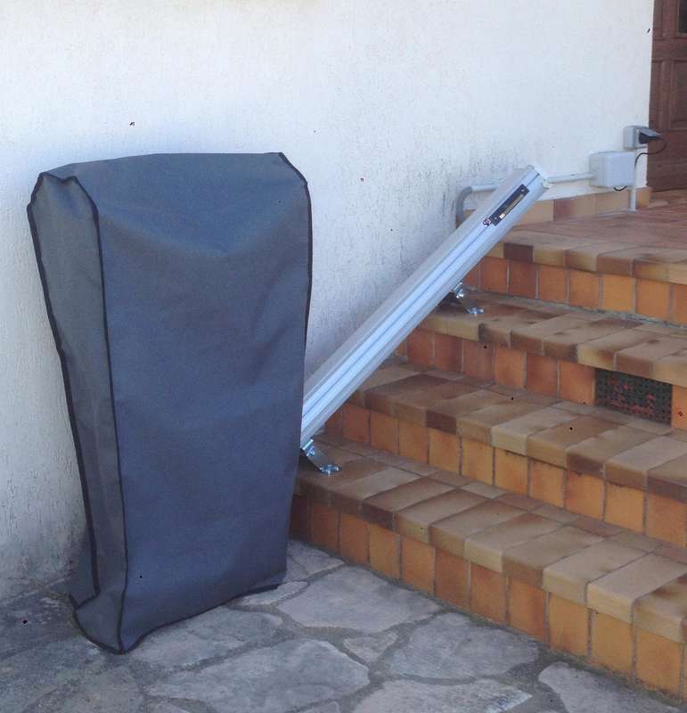 Photo de la référence Monte-escalier droit en extérieur à LES VANS (07140)