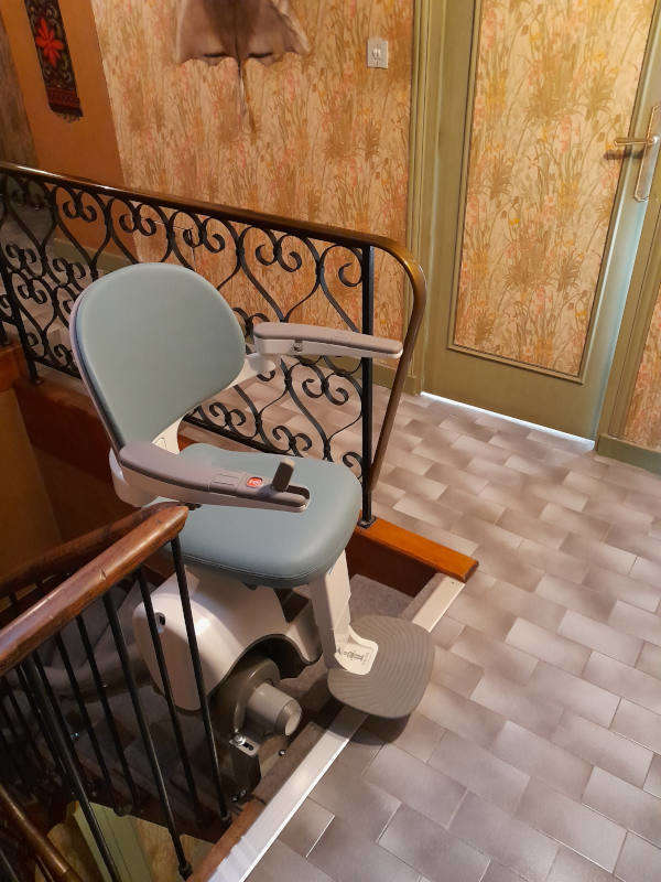 Photo de la référence La chaise qui s'adapte à vos escaliers à AUBENAS (07200)