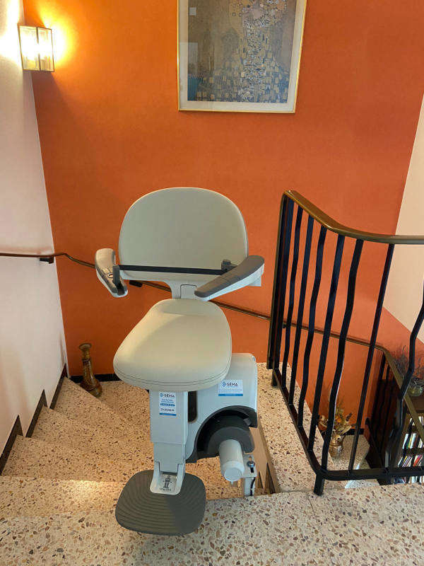 Photo de la référence Chaise monte-escalier sur-mesure Fidji à BOURG LES VALENCE (26500)