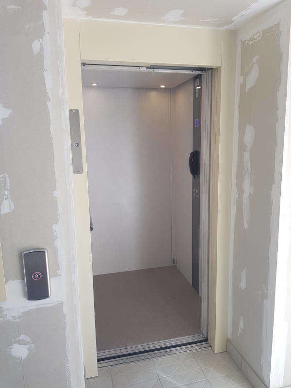 Photo de la référence Ascenseur privé en gaine maçonnée à GRANE (26400)