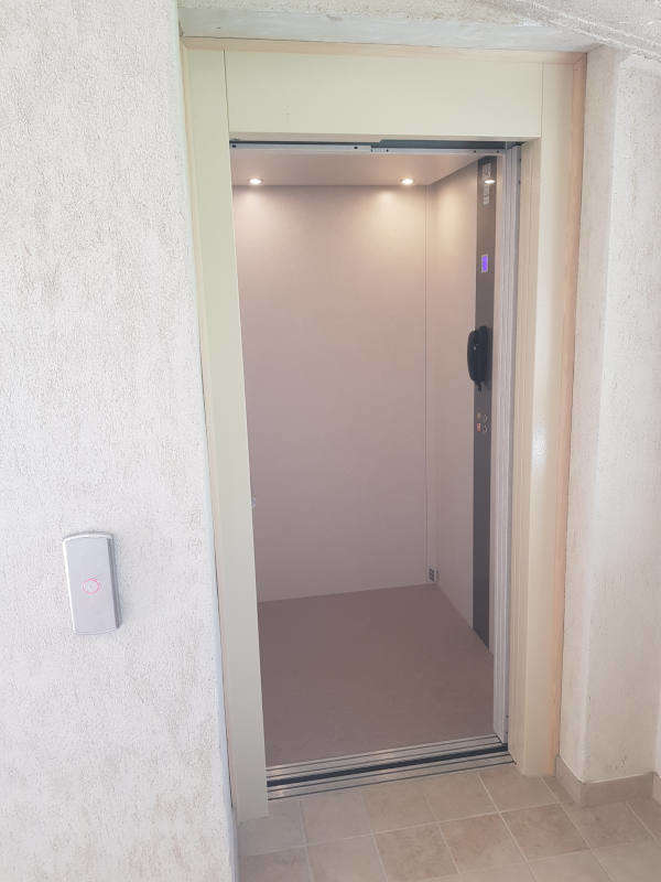 Photo de la référence Ascenseur privé en gaine maçonnée à GRANE (26400)