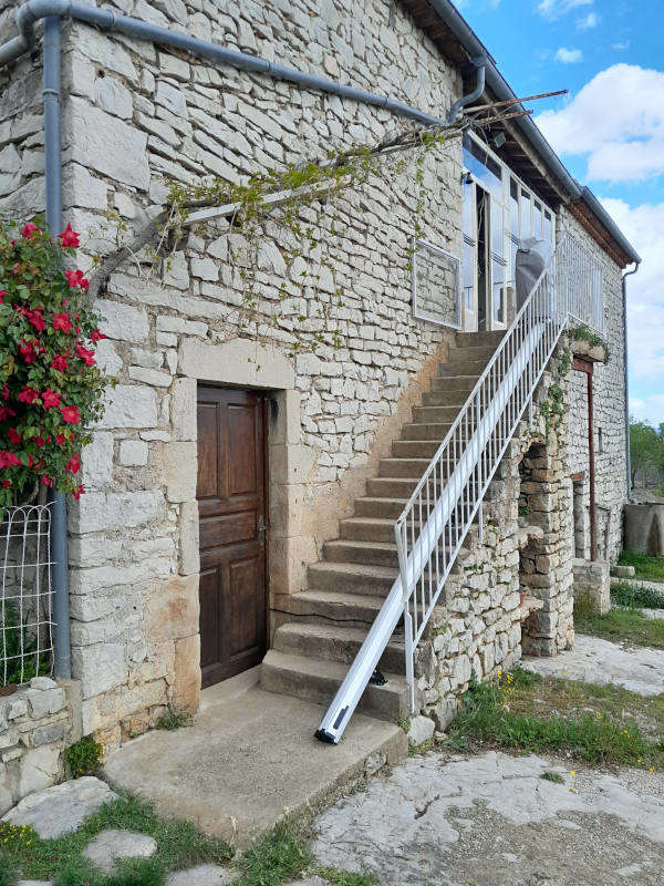 Photo de la référence Monte escalier rectiligne, côté droit à LABLACHERE (07230)