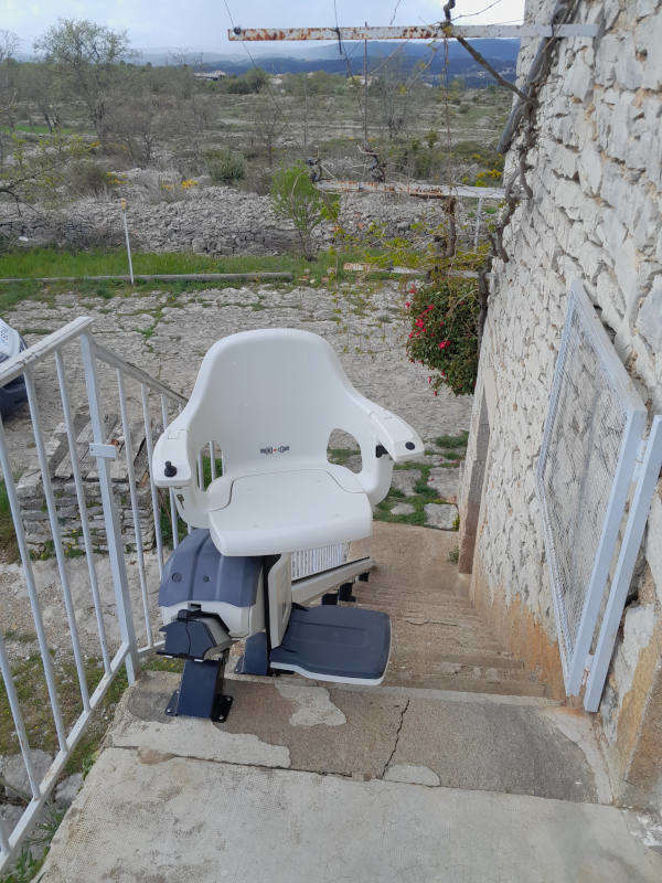 Photo de la référence Monte escalier rectiligne, côté droit à LABLACHERE (07230)