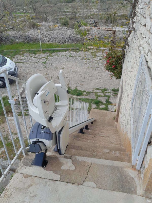 Photo de la référence Monte escalier rectiligne, côté droit à LABLACHERE (07230)