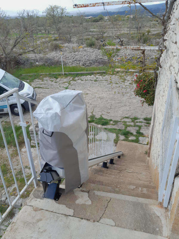 Photo de la référence Monte escalier rectiligne, côté droit à LABLACHERE (07230)