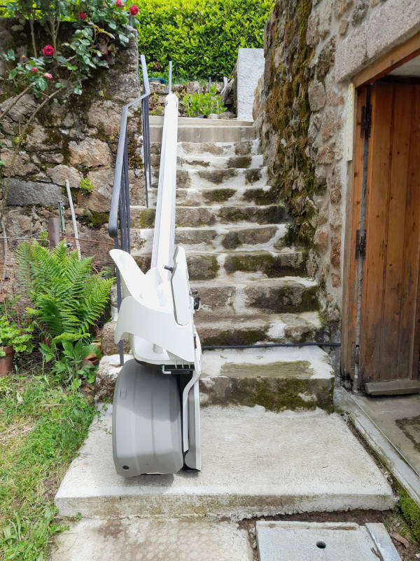 Photo de la référence Monte-escalier droit en extérieur à EMPURANY (07270)