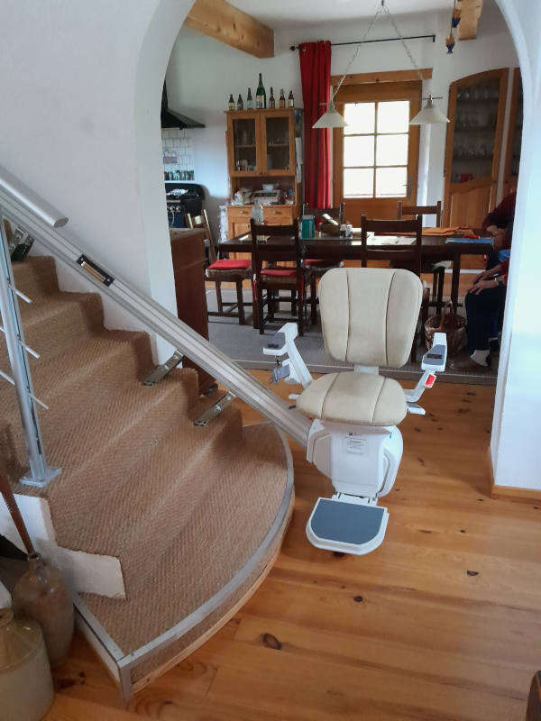 Visuel : Chaise d'escalier droite et son rail relevable SAINT FORTUNAT SUR EYRIEUX (07360)
