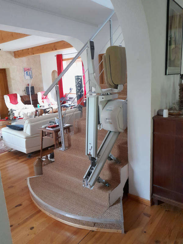 Photo de la référence Chaise d'escalier droite et son rail relevable à SAINT FORTUNAT SUR EYRIEUX (07360)