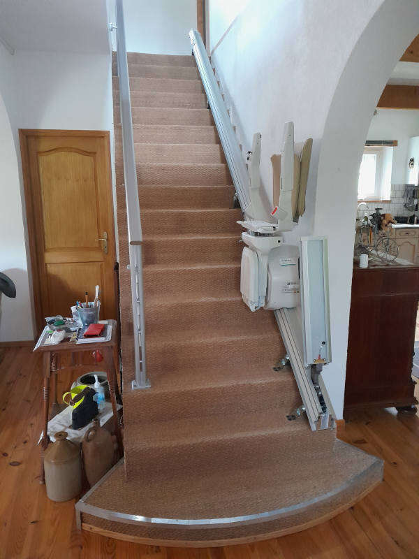 Photo de la référence Chaise d'escalier droite et son rail relevable à SAINT FORTUNAT SUR EYRIEUX (07360)