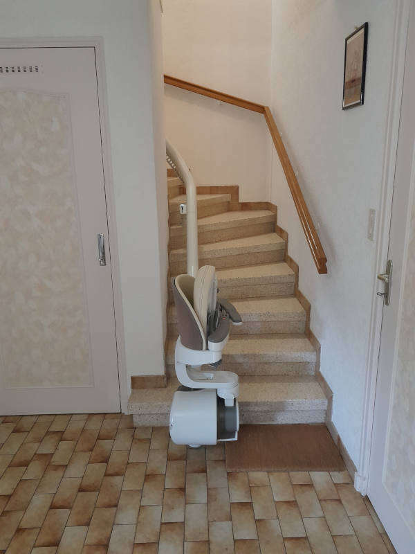 Photo de la référence Chaise en intérieure d'escalier à TOURNON-SUR-RHONE (07300)