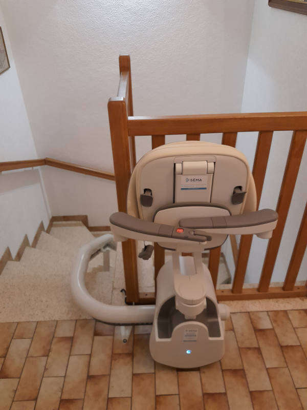 Photo de la référence Chaise en intérieure d'escalier à TOURNON-SUR-RHONE (07300)