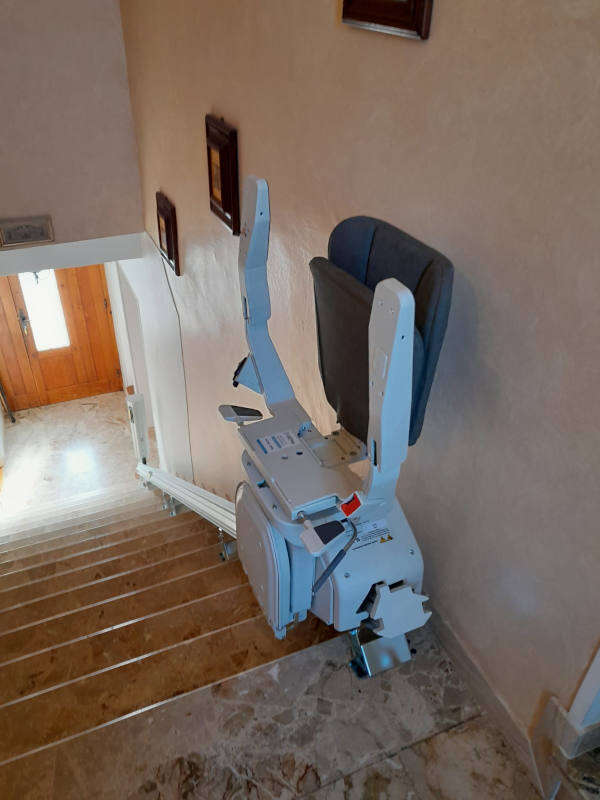 Visuel : Monte personne pour escalier droit ROYNAC (26450)