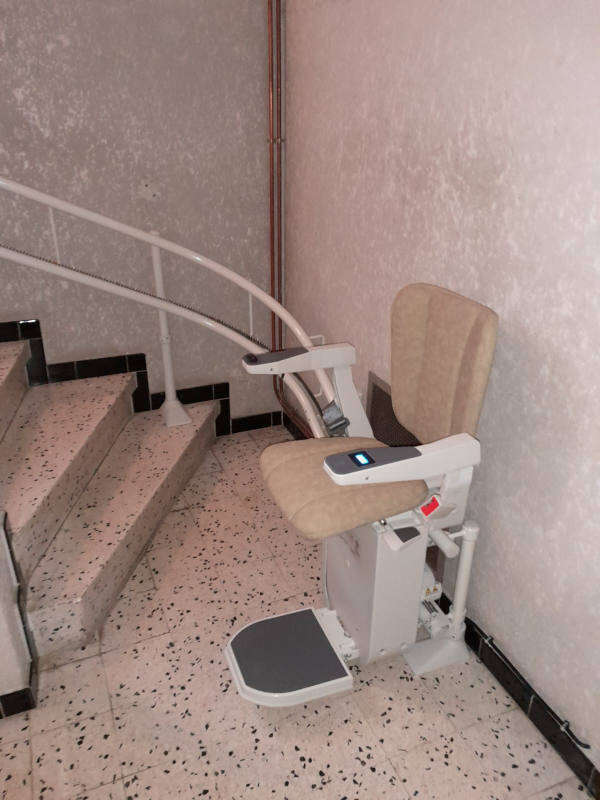 Photo de la référence Confort et sécurité dans l'escalier à ROMANS-SUR-ISERE (26100)