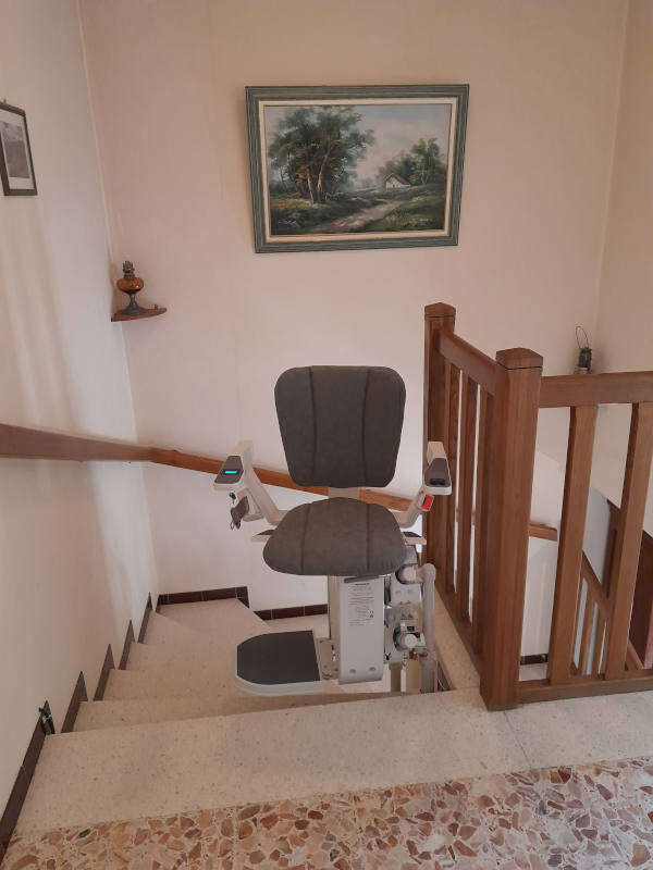 Photo de la référence Chaise élévatrice sur mesure à GUILHERAND-GRANGES (07500)