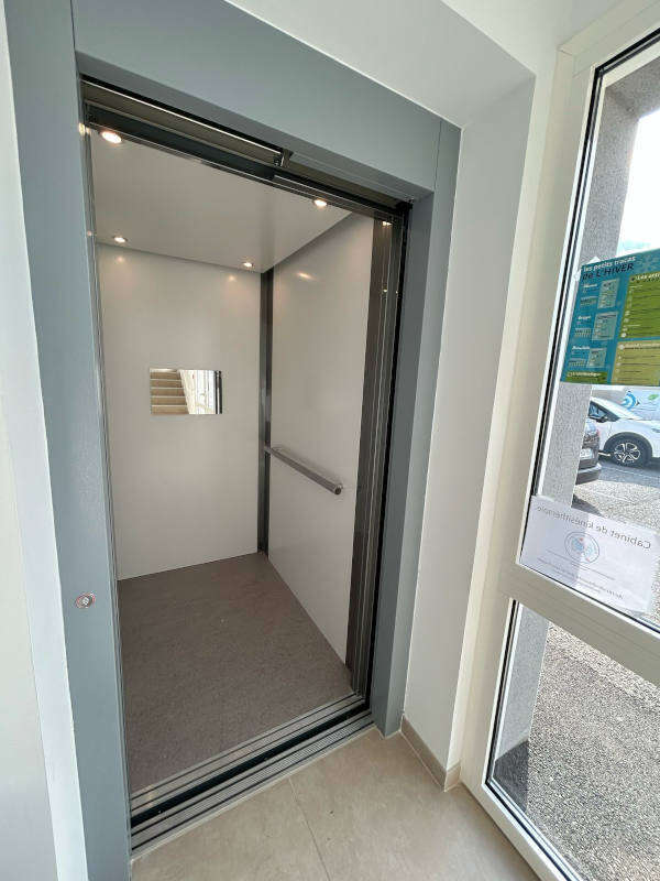 Photo de la référence Cabinet médical accessible... à ETOILE-SUR-RHONE (26800)