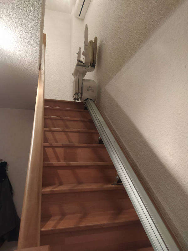 Photo de la référence Monte-escalier droit en intérieur à ROMANS-SUR-ISERE (26100)