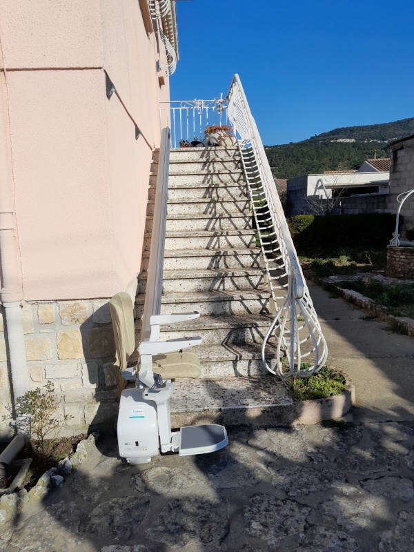 Photo de la référence Monte-personne extérieur droit à BOLLENE (84500)