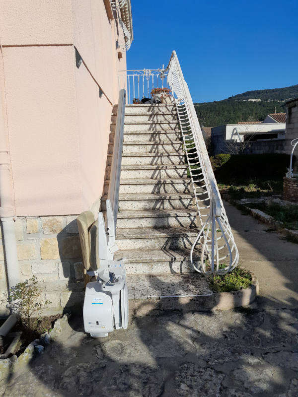 Photo de la référence Monte-personne extérieur droit à BOLLENE (84500)