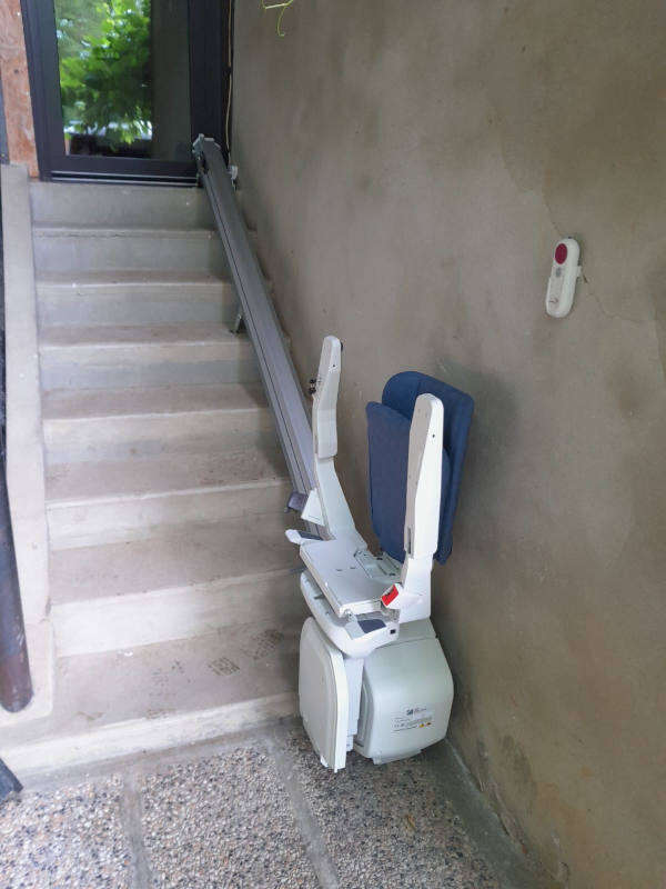 Photo de la référence Fauteuil monte-escalier droit à SAINT-ANTOINE-L'ABBAYE (38160)